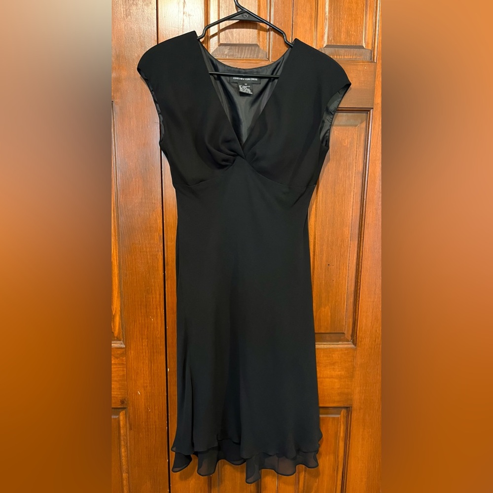Vintage Jones New York Classic Black Dress with V neckline. Sz 10